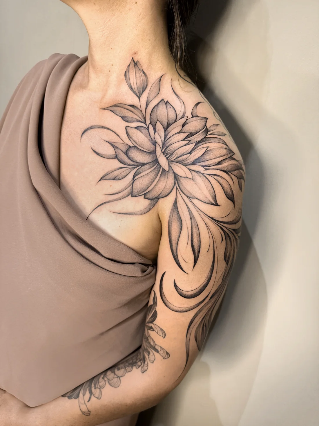 Tatouage floral noir et gris sur l’épaule, par Leali Tattoo