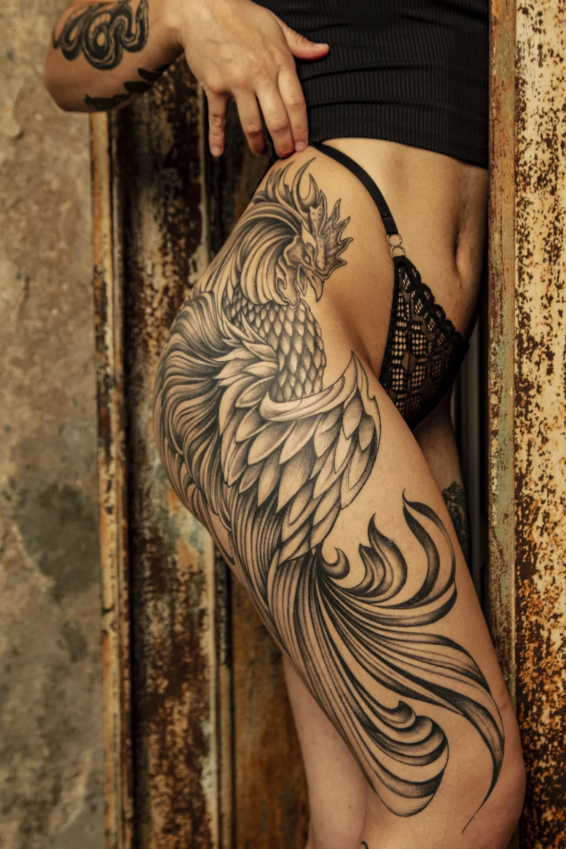 Tatouage d’un oiseau aux longues plumes sur la cuisse, par Leali Tattoo