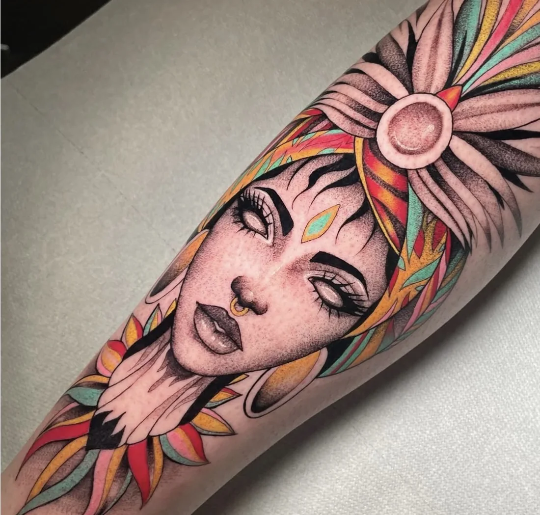 Portrait féminin coloré entouré de fleurs et de motifs végétaux, par Leali Tattoo