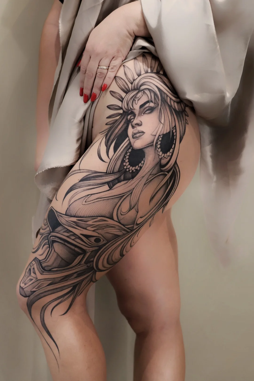Portrait féminin ornemental tatoué sur la cuisse, par Leali Tattoo