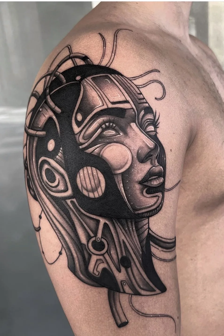 Portrait féminin noir et gris aux formes géométriques et ornementales, par Leali Tattoo