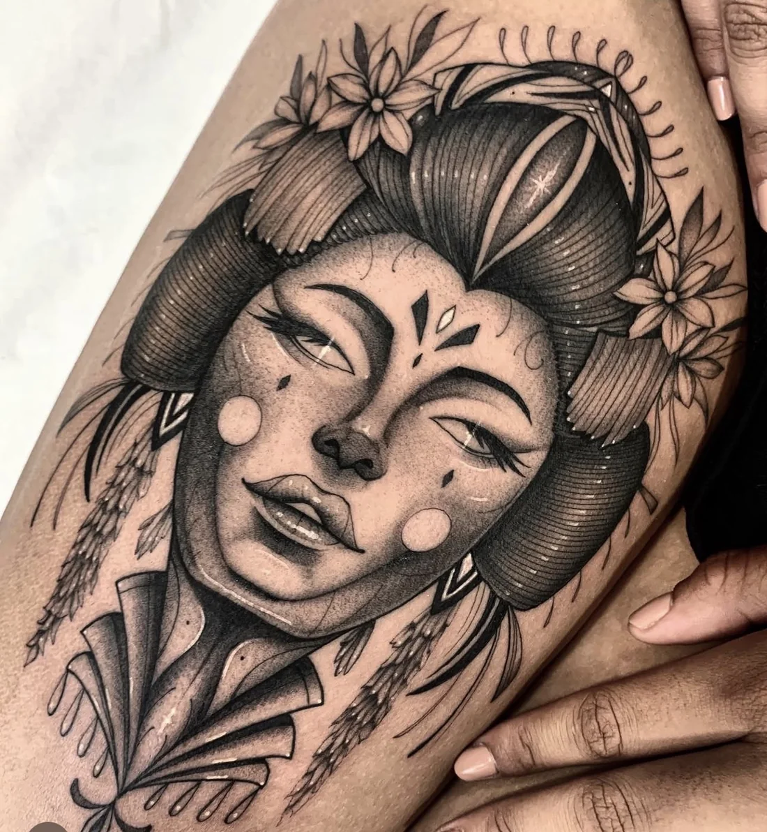 Portrait féminin ornemental avec fleurs et coiffure stylisée, par Leali Tattoo