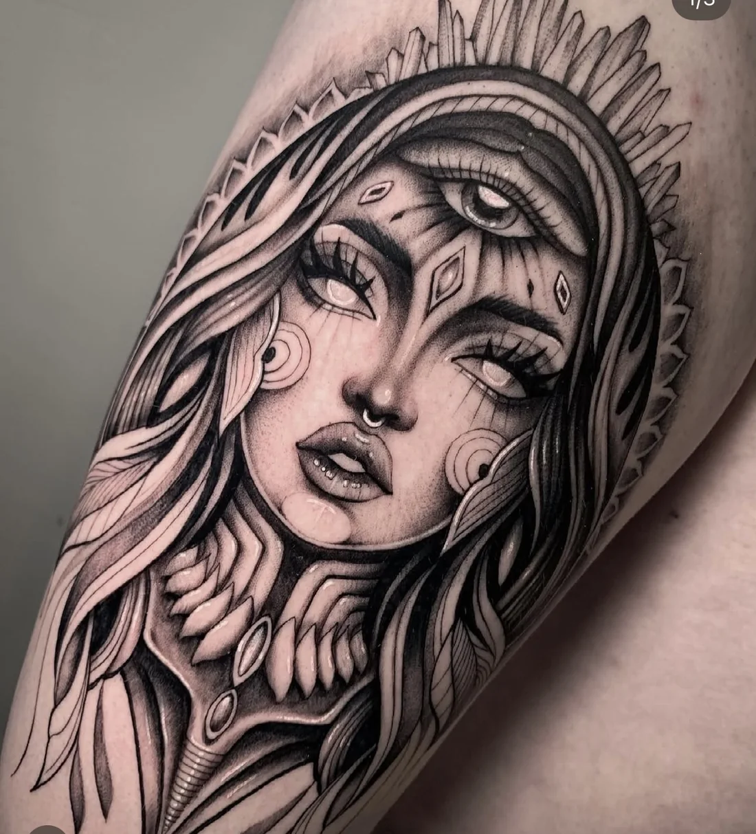 Portrait féminin ornemental, par Leali Tattoo
